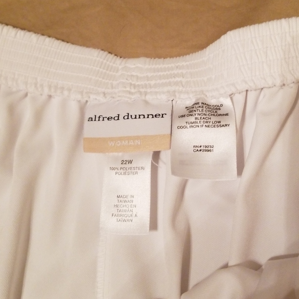 Alfred Dunner Woman White Pants 22W Like New.